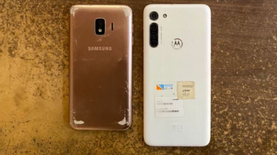 Dos teléfonos celulares fueron secuestrados también durante uno de los allanamientos realizados ayer. FOTO: PBA