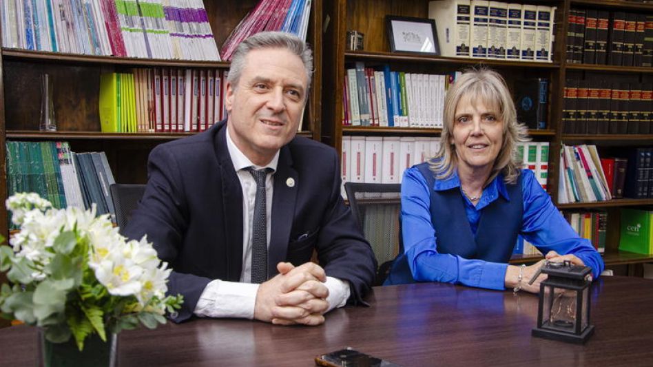El actual presidente del Colegio de Escribanos de la provincia de Buenos Aires Guillermo Longhi y la presidenta de la delegación Azul Marcela Voiscovich el día del acto de asunción.  NACHO CORREA