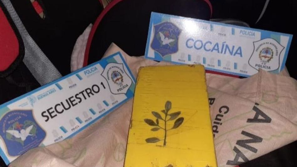 El ladrillo de cocaína hallado en poder del investigado pesó algo menos de un kilo.  DROGAS ILÍCITAS AZUL/PBA/ARCHIVO