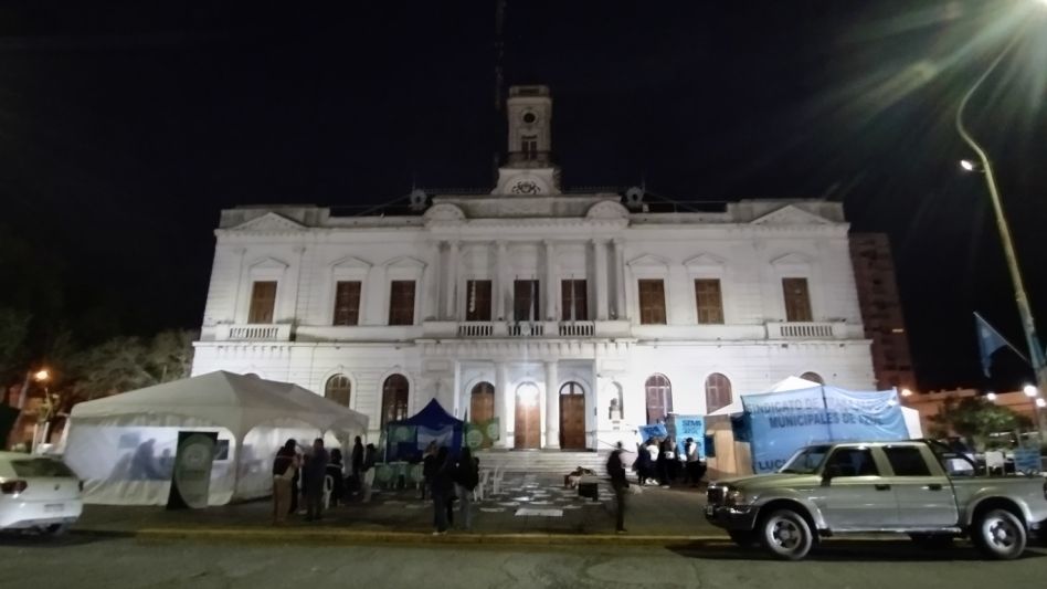 Gremios municipales retoman la lucha e instalan carpas en el veredón