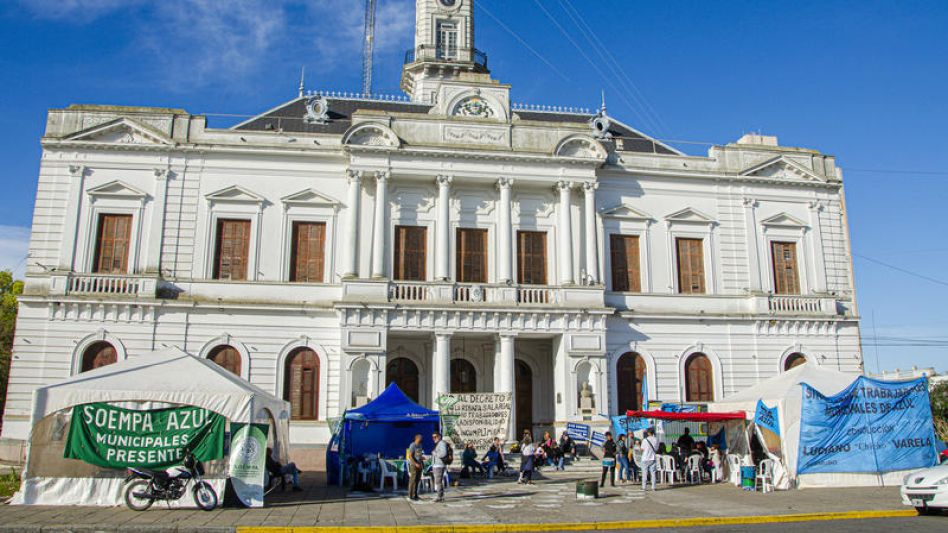 Los trabajadores municipales siguen adelante con la medidas de fuerza y el acampe frente al Municipio que comenzó en la jornada de ayer. NACHO CORREA.