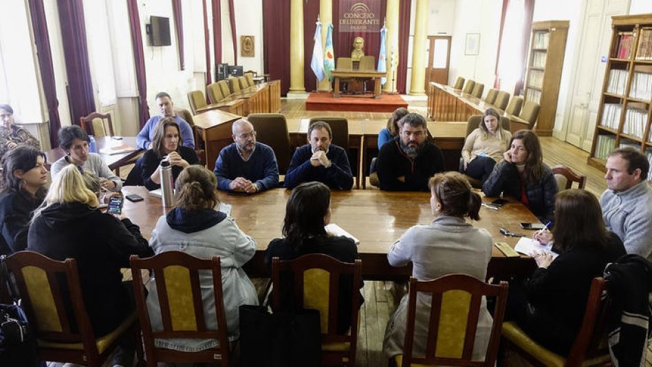 La reunión ampliada por el conflicto con la obra social IOMA se concretó ayer en el recinto del Concejo Deliberante de Azul.   PRENSA/CONCEJO DELIBERANTE