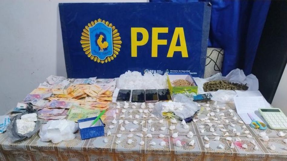 Cocaína, marihuana, dinero en efectivo, teléfonos celulares y demás elementos incautados en los allanamientos.  FOTO: PFA
