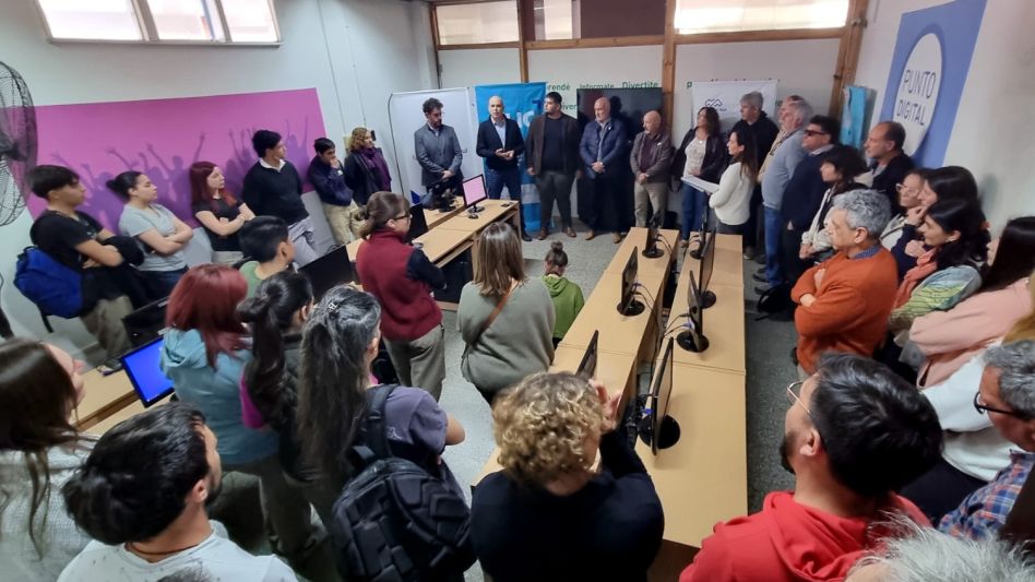 El programa Clic fue presentado esta semana, con la presencia de autoridades académicas y funcionarios provinciales y del municipio azuleño.  PRENSA MUNICIPAL