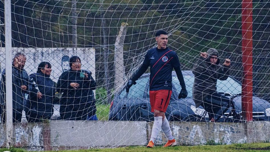 Santiago Diorio se convirtió en el séptimo arquero de un equipo azuleño de atajar un penal en un torneo nacional. ARCHIVO