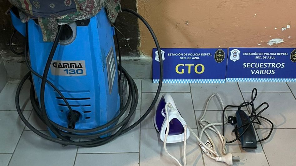 Elementos recuperados durante el allanamiento en la casa donde vive la sospechada de cometer estos hurtos. FOTO: PBA