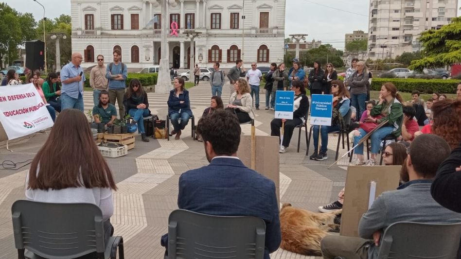 En el marco de las plan de lucha que están llevando a cabo las universidades públicas nacionales, tuvo lugar en Azul una clase pública en la Plaza San Martín. FOTO MATÍAS MARTEL  