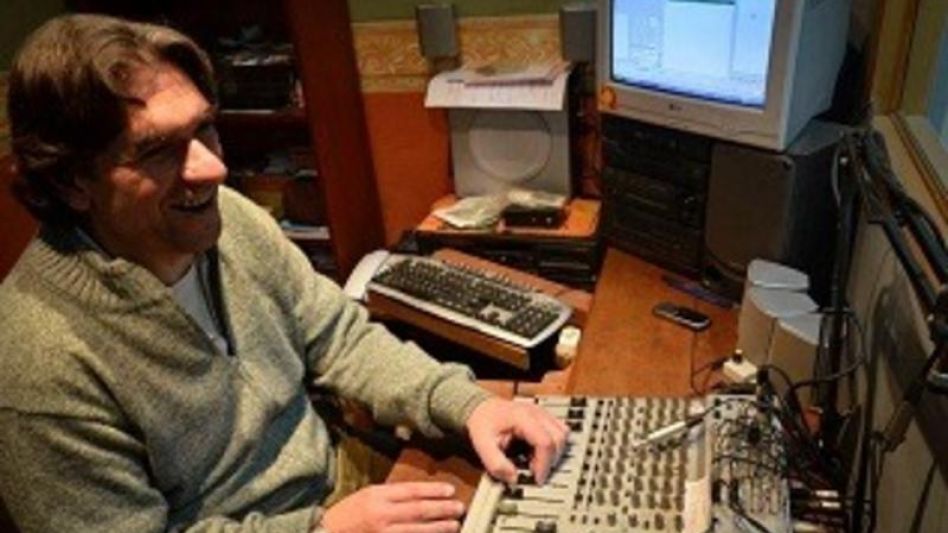 Fabián Russo: estoy desde las 7 de la mañana hasta las 9 de la noche. A veces a la tarde no hay programa pero como la radio está en mi casa nunca se produce una desconexión.