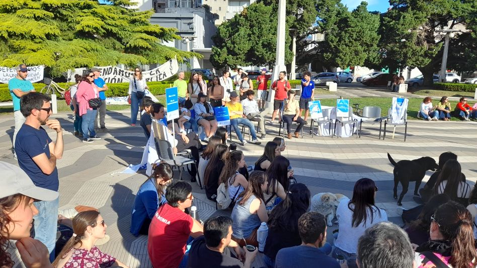 Autoridades, estudiantes, docentes y no docentes de la UNICEN durante la asamblea que se realizó esta tarde en la plaza San Martín.