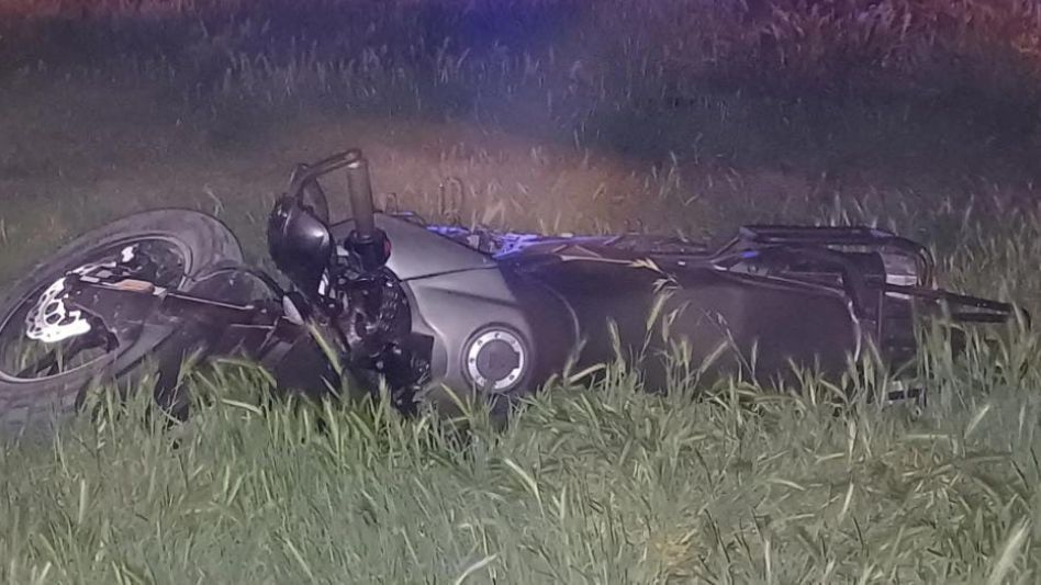 La motocicleta hallada por la Policía estaba en un baldío situado en cercanías al Tiro Federal de Azul. FOTO: EPDS AZUL/PBA