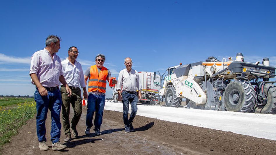 Esta obra consiste en una rehabilitación de toda la calzada de la Zona IX, indicó el responsable de Vialidad Provincia Gastón Rodríguez, durante la recorrida junto a funcionarios municipales. 