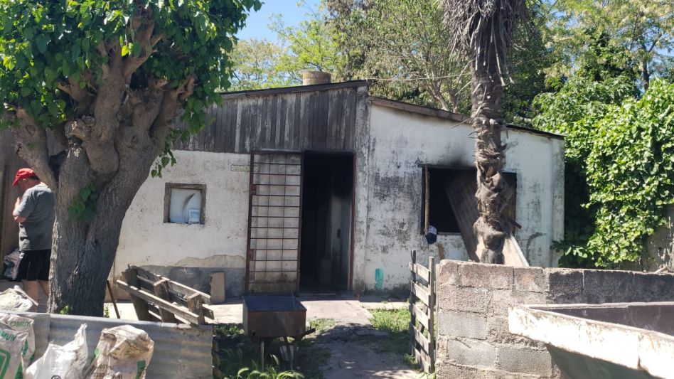 La vivienda incendiada está ubicada sobre la calle San Juan, frente al Tiro Federal de Azul.