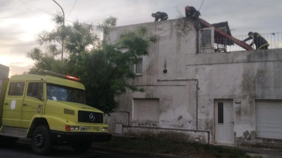 Agentes del Destacamento Bomberos y del CPA intervinieron en lo sucedido. FOTO: EPDS AZUL/PBA