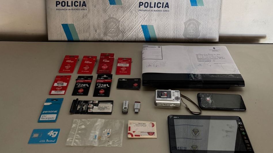 Los elementos secuestrados serán sometidos a pericias para conocer qué contienen. FOTO: DDI AZUL/PBA