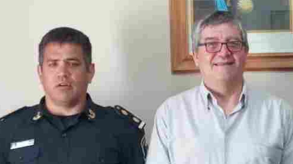 El comisario Paul, durante su asunción en la Comunal, junto al subsecretario de Seguridad de Las Flores: Hugo Marcelo Gallardo.