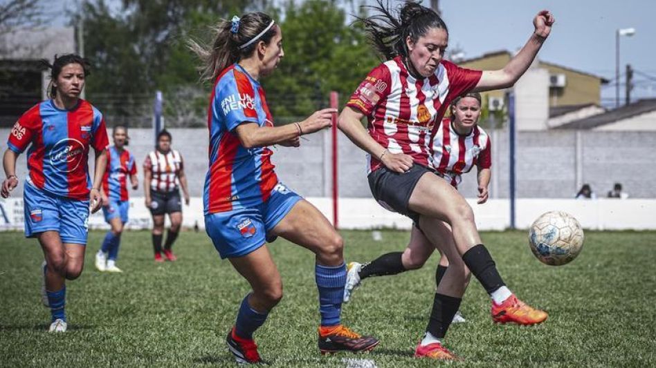 Paz Cazenave y Agustina Alderete dos de las integrantes de la Selección Femenina de Azul que jugará, el miércoles, ante Tandil. NICOLÁS MURCIA