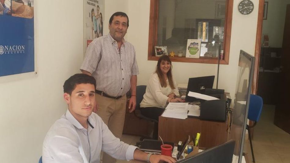 Cuando la actividad es una cuestión de familia. De eso pueden dar cuenta Daniel Di Cataldo, su mujer Fernanda Erasún y los dos hijos del agente de seguros. El más chico, Lucas, aparece en la foto. 