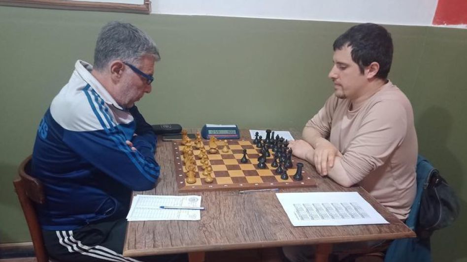 Santiago Poljak con blancas derrotó a Walter Sobrino y es uno de los punteros con dos unidades.      