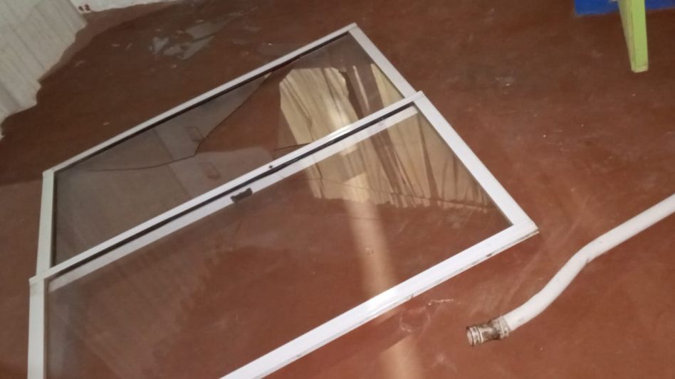 Una ventana de dos hojas rota, parte de los destrozos provocados en el SUM por los autores del hecho. FOTO: MAURICIO BERMAY