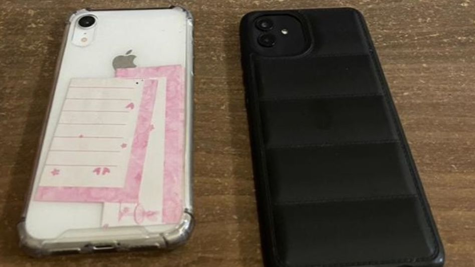 Los teléfonos celulares de los jóvenes investigados por este violento robo también se incautaron. FOTO: EPDS AZUL/PBA