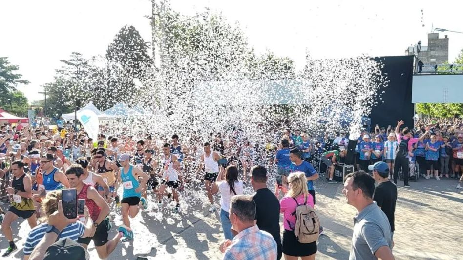 Desde el Centro Cívico de Bolívar, casi 4000 corredores largaron en oleadas para participar de la Maratón Internacional Dino Hugo Tinelli. Foto: gentileza Presente Noticias