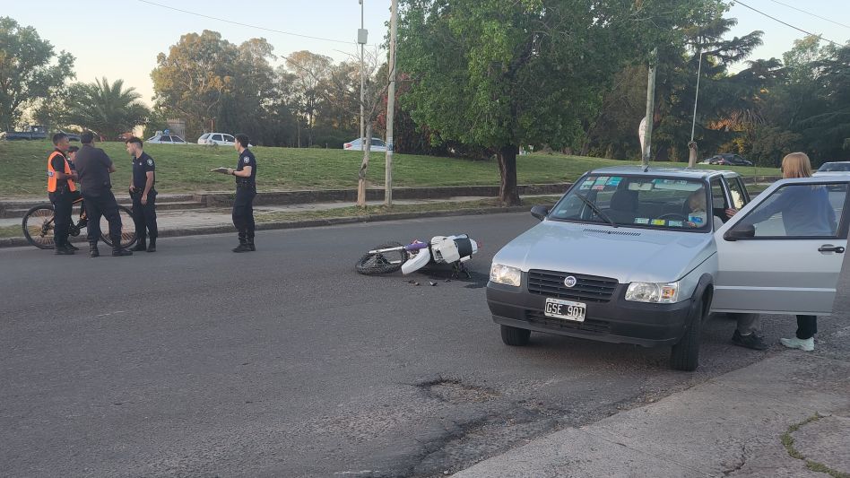 El choque entre un auto y una moto dejó como saldo un lesionado que tuvo que ser hospitalizado. FOTO: VANESA AGUIRRE