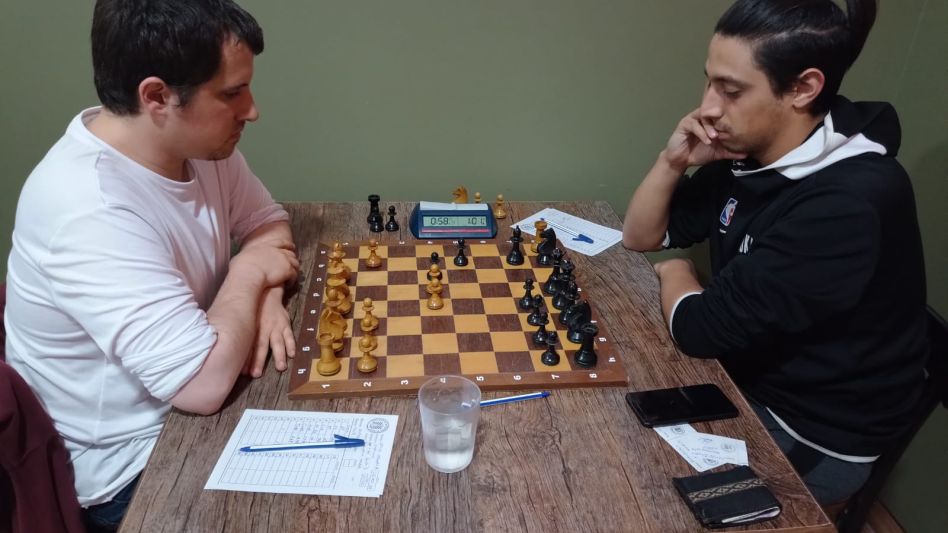 Santiago Poljak (blancas) dividió honores con Felipe Cellario. Ambos escoltan a Baldini con 3 puntos cada uno. 