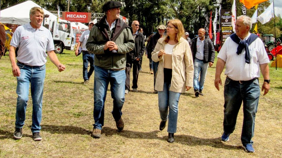 La diputada provincial Laura Aloisi junto a Gustavo Gelso, presidente de Huracán; Hernán Moreno, presidente de la SRA; y Héctor Juan Zabalza, integrante de la comisión directiva del club. 