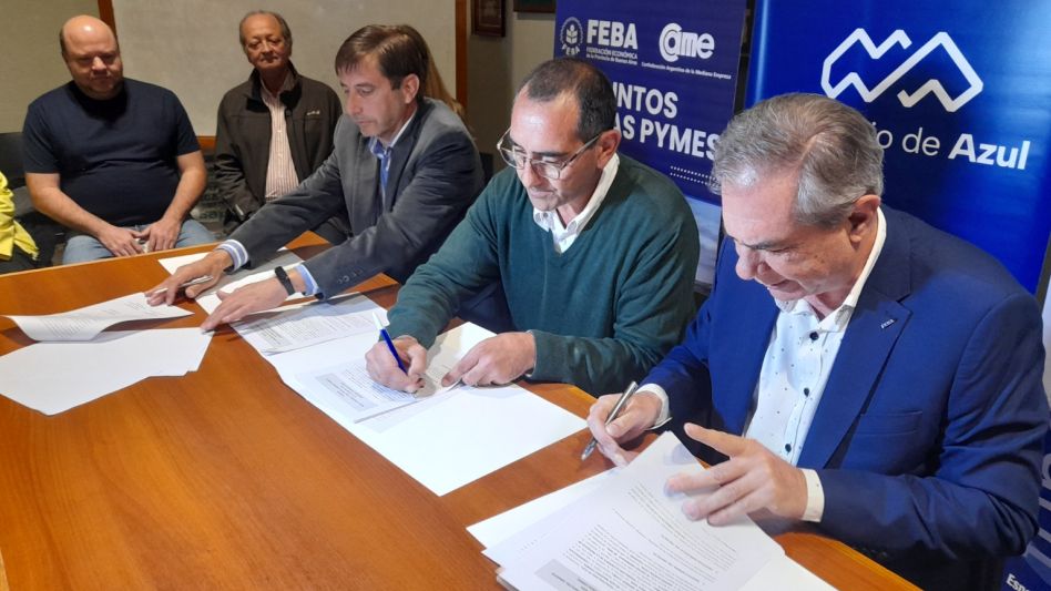 Ramiro Layús, Nelson Sombra y Carlos Cappelletti en el momento de la firma del convenio que buscará modernizar el centro comercial de Azul. Foto: AGUSTÍN SCALCINI