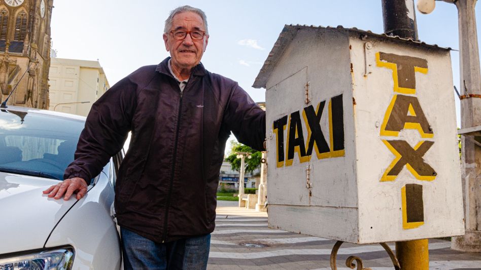 Domingo Rucker recordó que cuando arranqué elegí la parada donde estoy actualmente: en la plaza San Martín. En ese momento trabajaba desde las 20 hasta el mediodía del día siguiente. Foto: N.Correa