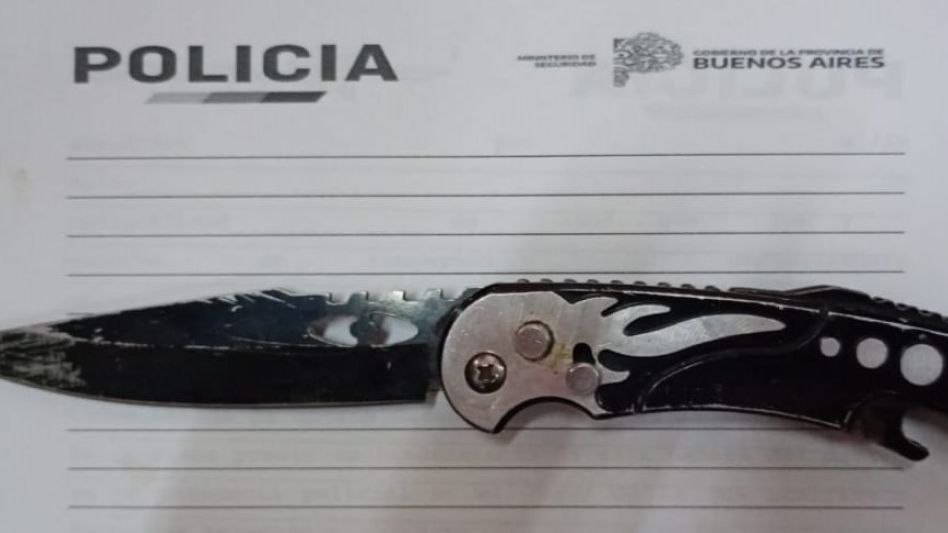 Una navaja. La recogió personal policial, junto con dos armas de fuego. EPDS AZUL/PBA