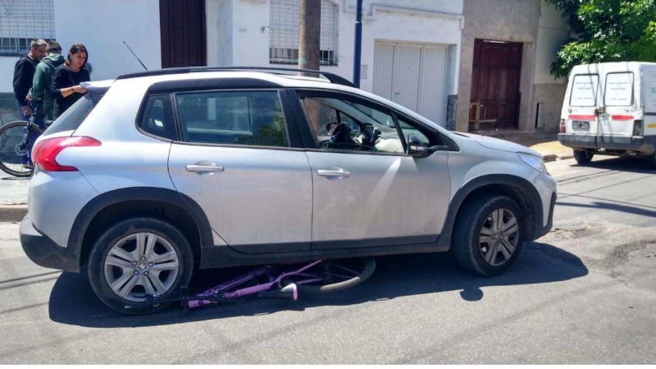 Un auto impactó con una bicicleta en 9 de Julio y Alvear, resultando lesionada una menor. FOTO: EPDS AZUL/PBA