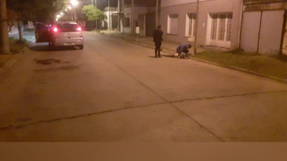 En Sarmiento y Colón, tras el choque entre un auto y una moto, una mujer tuvo que ser hospitalizada. FOTO: EPDS AZUL/PBA