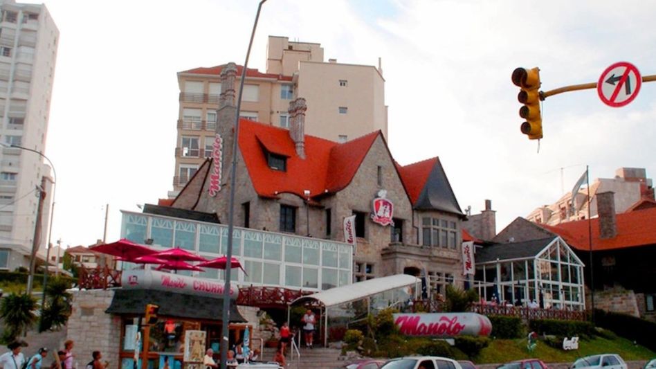 Mar del Plata: un hombre y una mujer entraron con cuchillos a un local de Manolo y amenazaron a los empleados