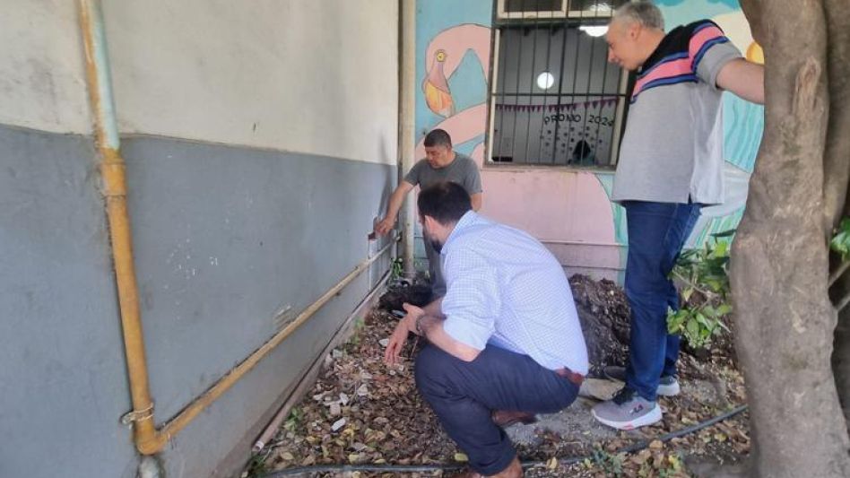 Leandro Ferraro, presidente del Consejo Escolar, durante la visita a la Escuela Secundaria 2 de Cacharí, en la que se reemplaza la antigua cañería de agua.  PRENSA CONSEJO ESCOLAR