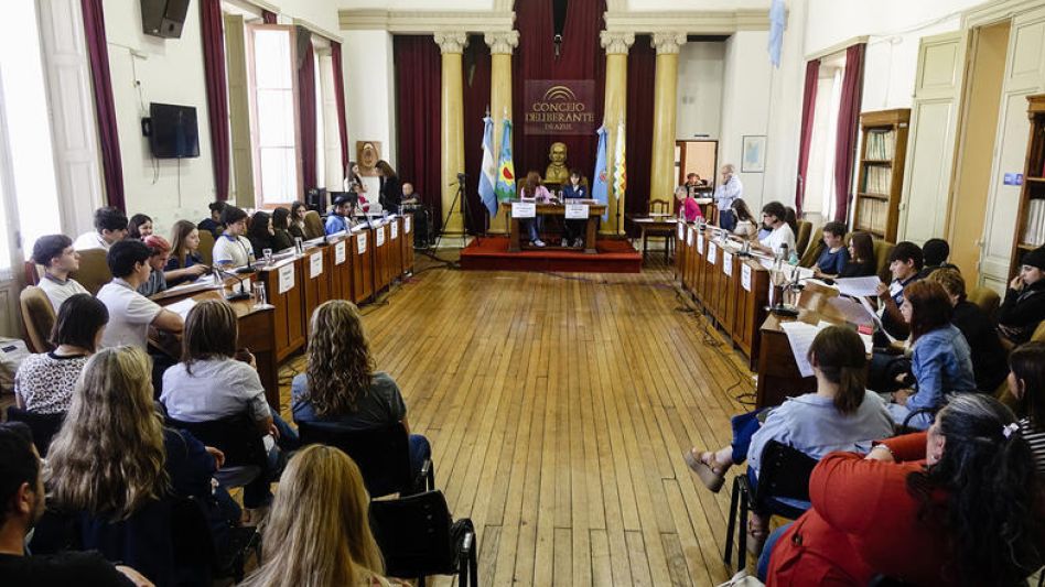La Sesión de los Estudiantes secundarios trató catorce despachos elaborados en comisión.  PRENSA CONCEJO DELIBERANTE