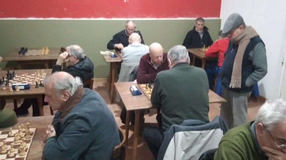 Se vienen varios jueves de ajedrez en la ciudad. Las partidas se desarrollarán en la sede del Círculo, donde se le rendirá homenaje al recordado jugador azuleño y dirigente de dicha entidad.