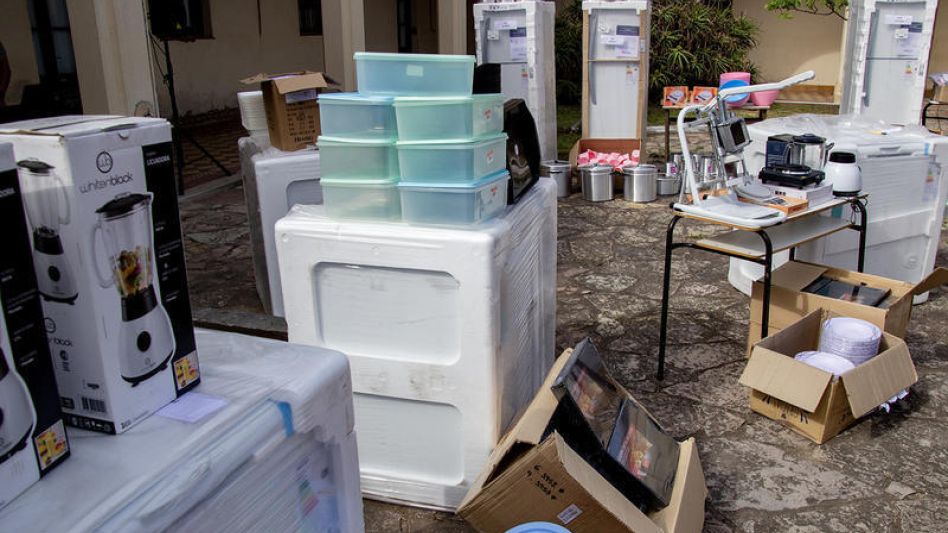 Heladeras con freezer, termotanques, carros de servicio, entre otros insumos, fueron entregados ayer en la sede del Consejo Escolar de Azul con destinado a establecimientos que poseen SAE.  