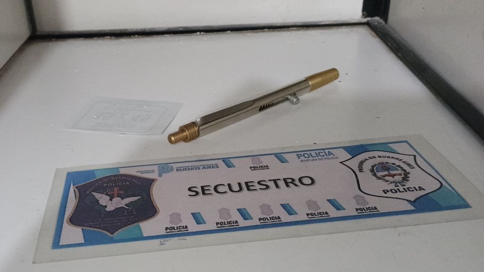 Una lapicera que, a la vez, es un arma de fuego. Fue secuestrada durante uno de los allanamientos. FOTO: PBA