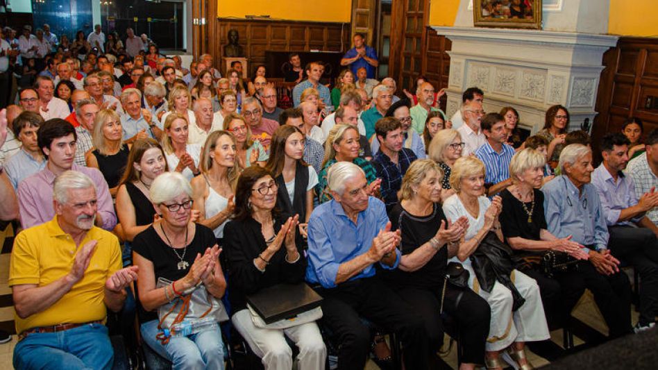 Layús junto a familiares amigos, ex pilotos y diferentes personalidades del automovilismo zonal, participaron de la charla que brindó en la sede de Athletic.