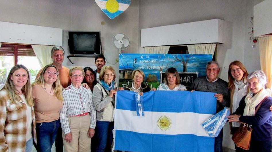 Diputada Aloisi: reconocimiento a trabajadora rural y   entrega de una bandera a la Biblioteca "Almafuerte"   