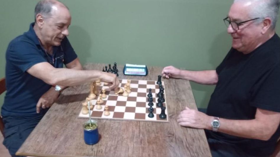 Oscar Vigil con blancas, cayó ante Jorge Burgos, en la primera ronda del Torneo Vicente Farinella.