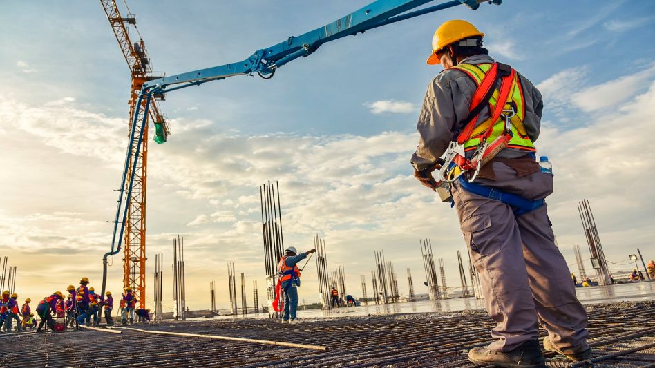 La construcción sigue en rojo: los despachos de cemento ya cayeron 26,2% este año