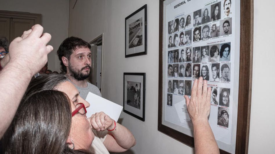 Fue inaugurado ayer, en el Concejo Deliberante local, el cuadro homenaje a las 42 personas detenidas y desaparecidas vinculadas con el Partido de Azul. NICOLÁS MURCIA  
