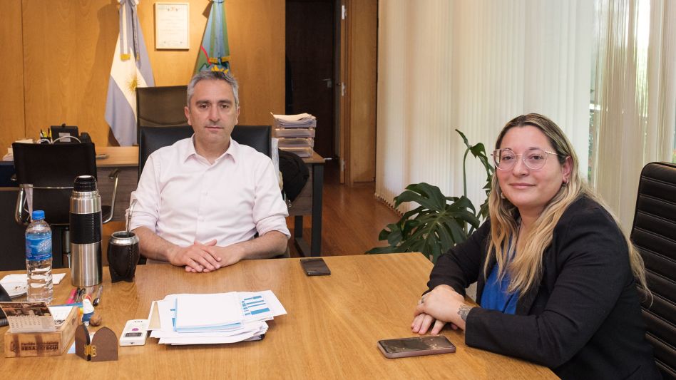 La concejala azuleña de Unión por la Patria Gisela Arbiza mantuvo una reunión con Andrés Larroque, ministro de Desarrollo de la Comunidad de la Provincia.