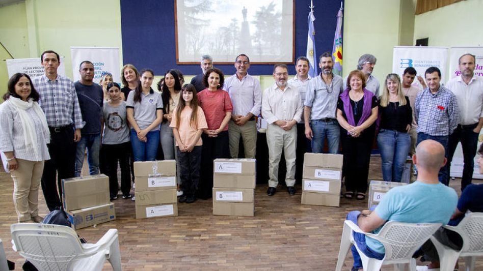 Se entregaron libros a 25 escuelas del distrito