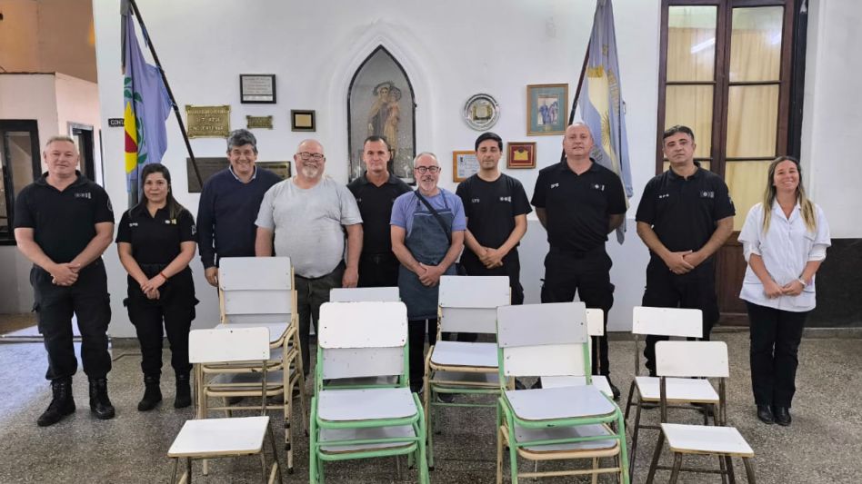 En una cárcel de Azul repararon mobiliario para escuelas locales 