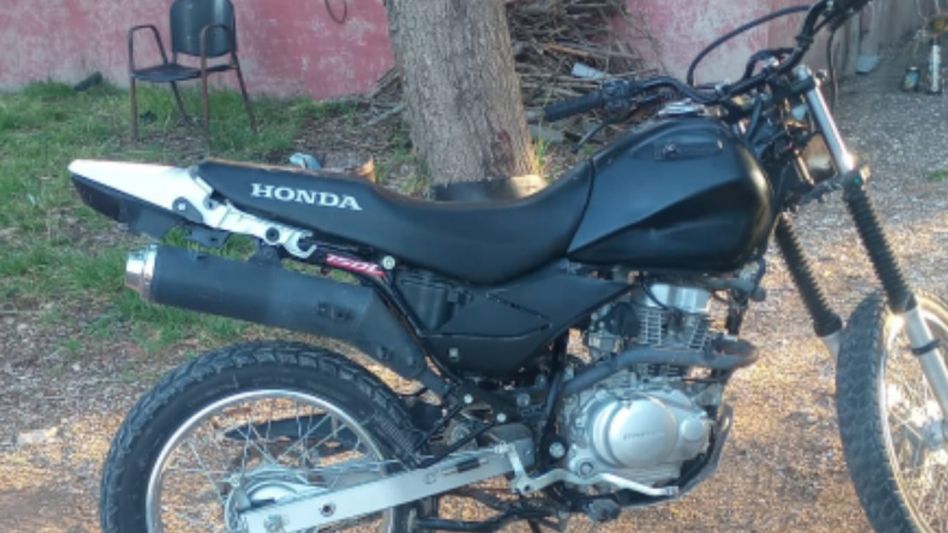 La moto que el imputado conducía hace seis días por la zona céntrica tenía desde el mes anterior pedido de secuestro. FOTO: EPDS AZUL/PBA