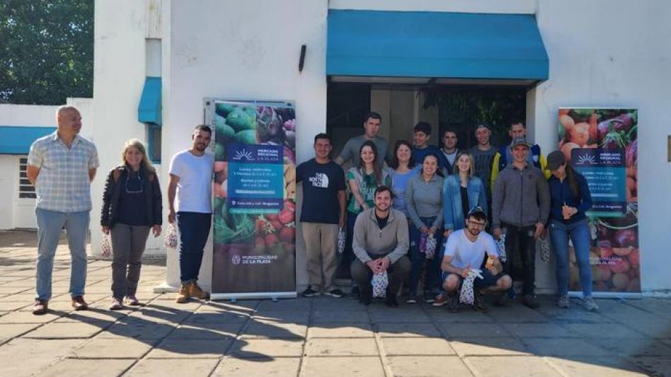  Alumnos y docentes de la cátedra de Horticultura durante la visita al Mercado concentrador de La Plata.    