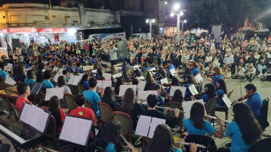 La Orquesta Escuela de Berisso inauguró el 18° Festival Cervantino.  FOTOS PRENSA MUNICIPAL
